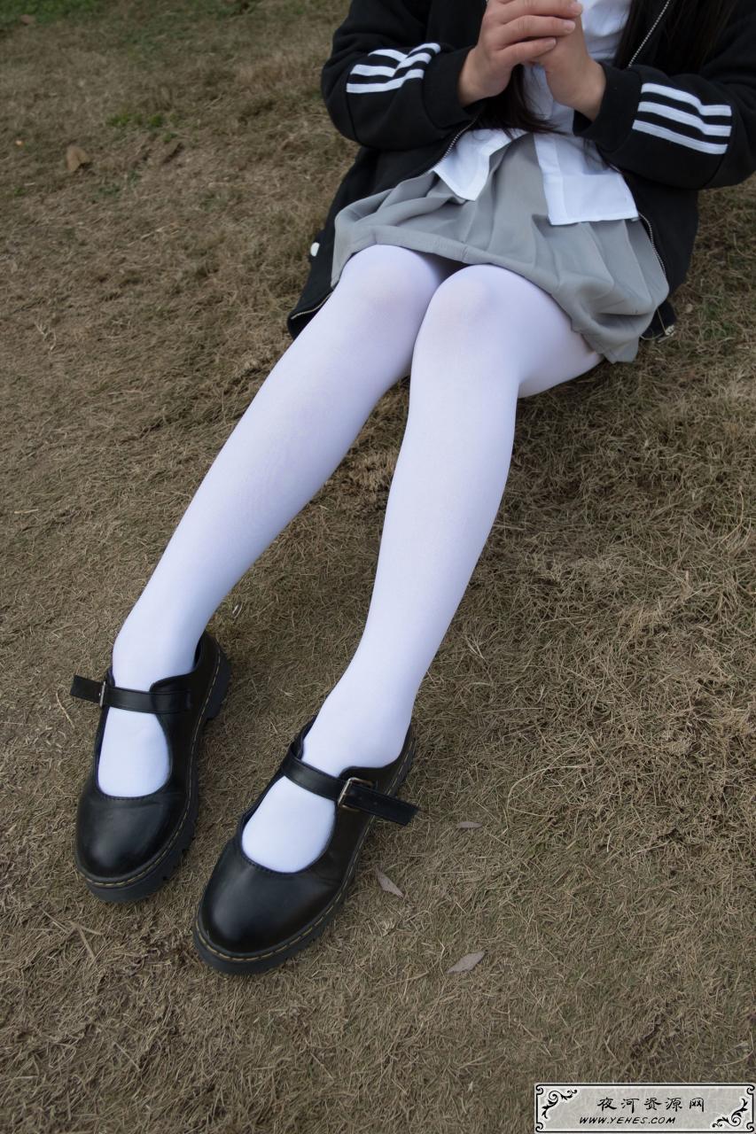 户外丝足秀校园风萝莉白丝袜写真 户外丝足秀校园风萝莉白丝袜写真