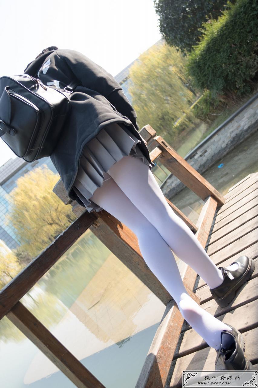 户外丝足秀校园风萝莉白丝袜写真 户外丝足秀校园风萝莉白丝袜写真