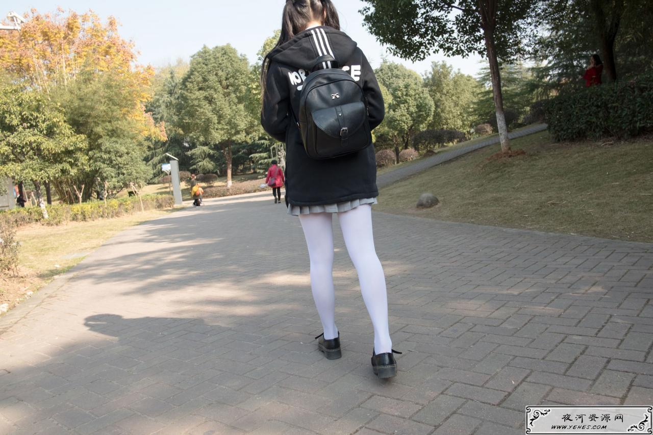 户外丝足秀校园风萝莉白丝袜写真 户外丝足秀校园风萝莉白丝袜写真