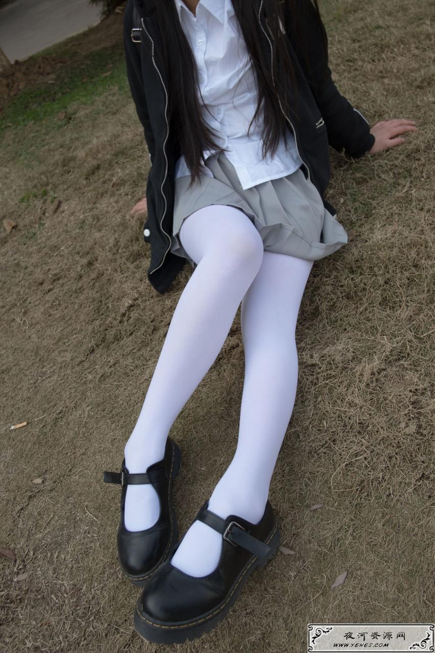 户外丝足秀校园风萝莉白丝袜写真 户外丝足秀校园风萝莉白丝袜写真