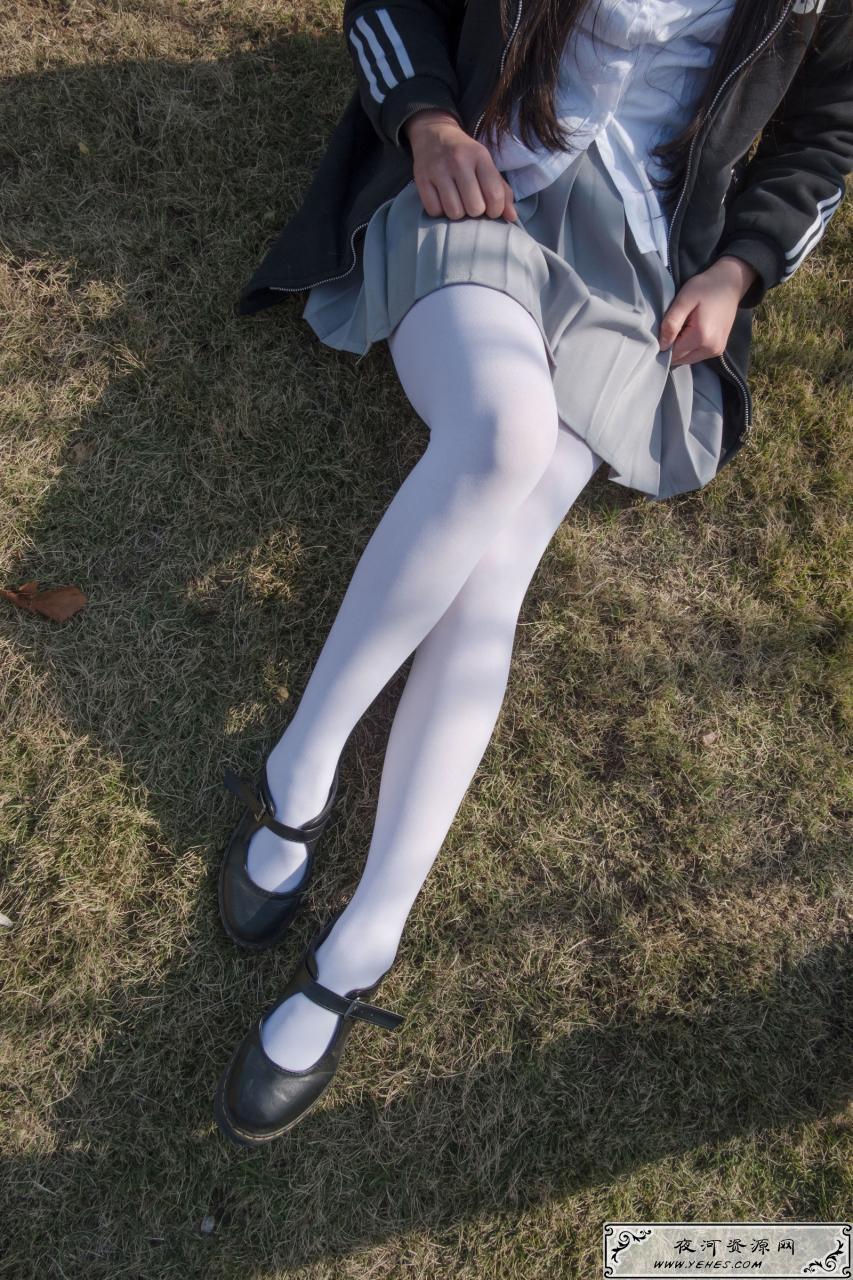 户外丝足秀校园风萝莉白丝袜写真 户外丝足秀校园风萝莉白丝袜写真