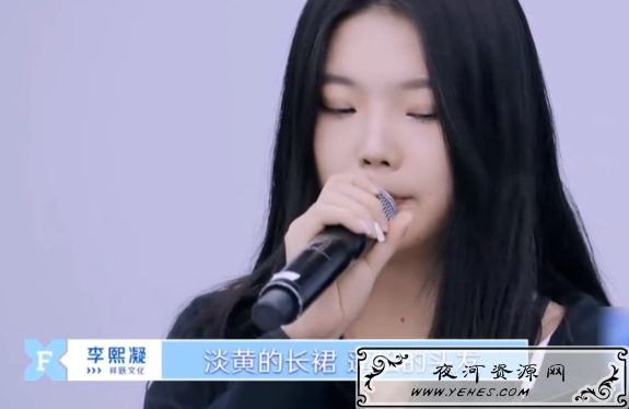 “淡黄的长裙，蓬松的头发”是什么意思？