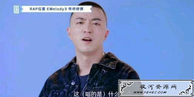 “淡黄的长裙，蓬松的头发”是什么意思？